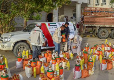 الهلال الأحمر الإماراتي يوزع مساعات غذائية على أهالي الديس الشرقية بحضرموت 