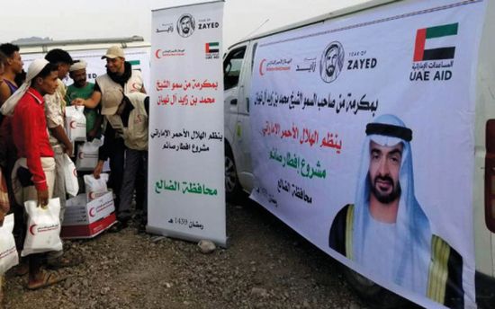 الهلال الأحمر الإماراتي  يوزّع وجبات إفطار ومساعدات غذائية وإنسانية على النازحين في الضالع والحديدة