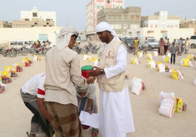 الهلال الأحمر الاماراتي يقدم مساعدات غذائية لأهالي غيل باوزير بحضرموت 