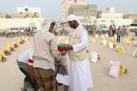 الهلال الأحمر الاماراتي يقدم مساعدات غذائية لأهالي غيل باوزير بحضرموت 