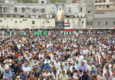 الآلاف من أبناء العاصمة عدن يؤدون صلاة عيد الفطر بملعب باوزير في المعلا بحضور قيادات من الانتقالي 