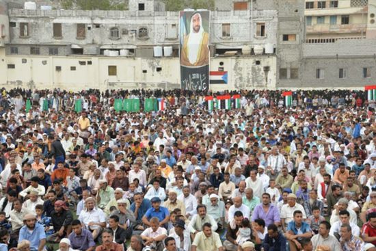 الآلاف من أبناء العاصمة عدن يؤدون صلاة عيد الفطر بملعب باوزير في المعلا بحضور قيادات من الانتقالي 