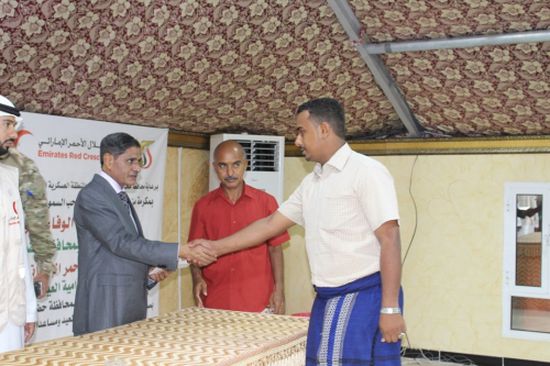 محافظ حضرموت يدشن صرف إكرامية أسر الشهداء والجرحى وعمال النظافة المقدمة من الشيخ محمد بن زايد