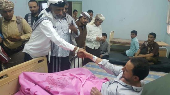 رئيس انتقالي شبوة ونائبه يزوران مستشفى عتق وعزان ويقدمان مساعدات للمرضى ومكافآت للأطباء والمناوبين 