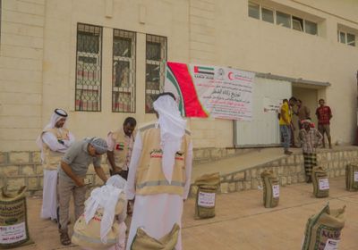 الهلال الأحمر الإماراتي يواصل توزيع زكاة الفطر على الأسر المحتاجة في مديرية المكلا