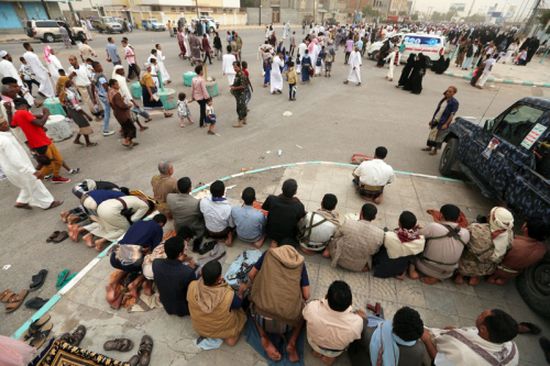 الحوثيون يستخدمون المدنيين دروعا بشرية في معركة مطار الحديدة