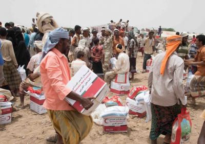 الهلال الأحمر الإماراتي يبدأ توزيع المساعدات الإنسانية والغذائية العاجلة على أهالي المناطق المحررة في الحديدة