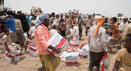 الهلال الأحمر الإماراتي يبدأ توزيع المساعدات الإنسانية والغذائية العاجلة على أهالي المناطق المحررة في الحديدة