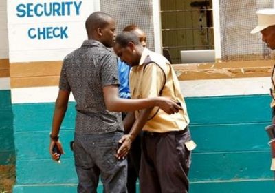 مقتل 8 من الشرطة الكينية في انفجار عبوة ناسفة بدائية زرعتها حركة الشباب الصومالية
