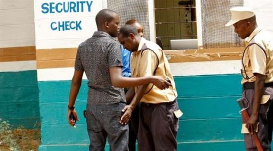 مقتل 8 من الشرطة الكينية في انفجار عبوة ناسفة بدائية زرعتها حركة الشباب الصومالية