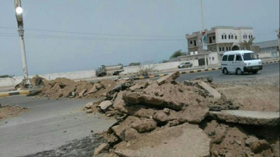 الحوثيون يشرعون بتدمير الطرقات الرئيسية الواصلة إلى مدينة الحديدة وتفخيخها بالمتفجرات