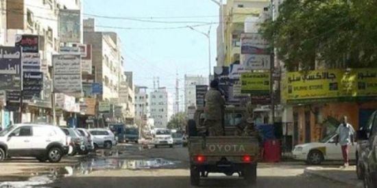 اندلاع حريق هائل في محل تجاري بمدينة المنصورة بعدن