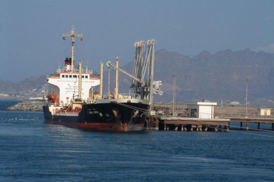 ميدل ايست مونيتور " الحوثيون يبدون استعداهم لتسليم ميناء الحديدة 