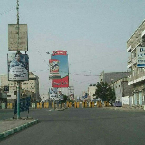 الحوثيون يغلقون شوارع الحديدة بالخرسانات استعدادا للمعركة الفاصلة 