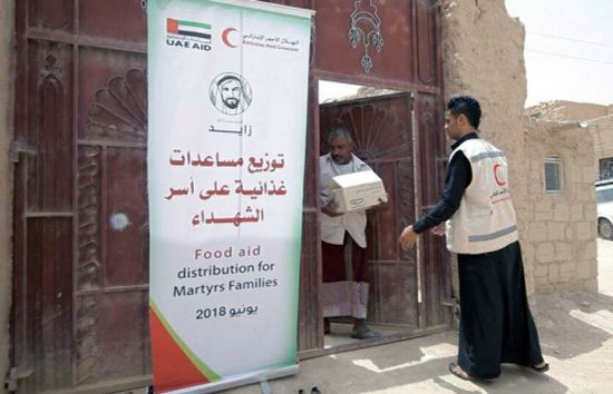 "الهلال الأحمر الإماراتي" يوزع مساعدات إنسانية على أسر الشهداء في مديرية تريم بوادي حضرموت