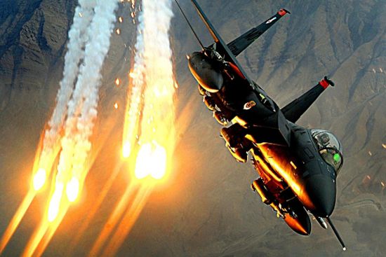 طيران التحالف يستهدف طقم عسكري للحوثيين في زبيد بالحديدة