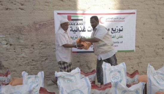  الهلال الأحمر الإماراتي يوزع مساعدات على أسر الشهداء في وادي حضرموت