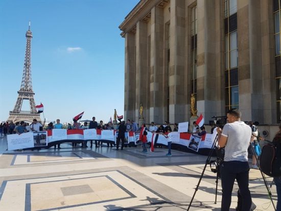 وقفة احتاجية بباريس مطالبة برحيل الحوثيين عن الحديدة 