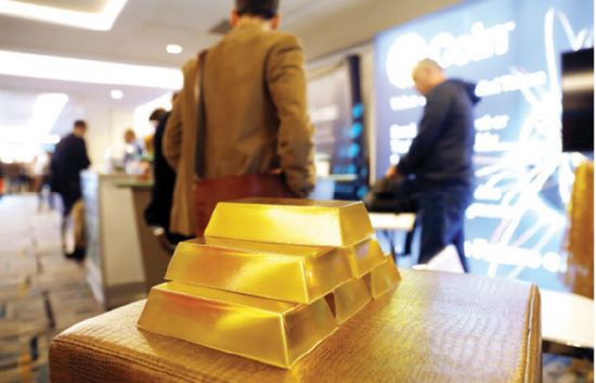 الذهب يواصل التراجع مع صعود الدولار