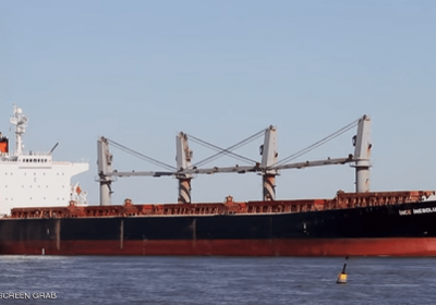 التحالف : سفينة قمح تدخل ميناء الصليف بعد هجوم إرهابي حوثي