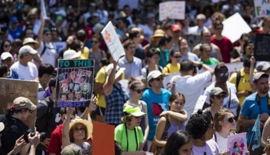 بالصور .. الآلاف يتظاهرون ضد قرار ترامب بشأن الهجرة