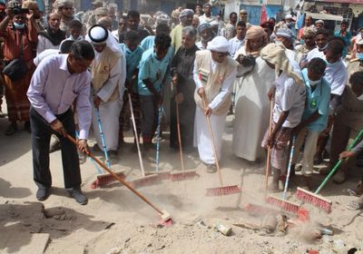 البحسني يدشن حملة لإزالة مخلفات الأمطار في مدن ساحل حضرموت بتمويل من "الهلال الأحمر الإماراتي" (صور)