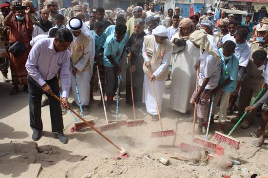 البحسني يدشن حملة لإزالة مخلفات الأمطار في مدن ساحل حضرموت بتمويل من "الهلال الأحمر الإماراتي" (صور)