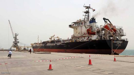 التحالف يمرر السفن بالحديدة.. والحوثيون يحتجزون غيرها