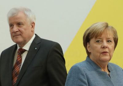 وزير داخلية ألمانيا يستقيل إثر خلاف مع ميركل حول اللاجئين