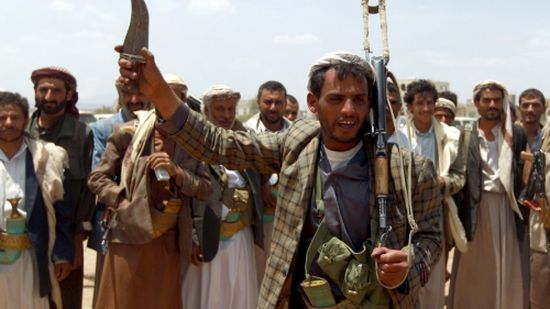 خبير بريطاني: يجب معاملة الحوثيين مثل "داعش"