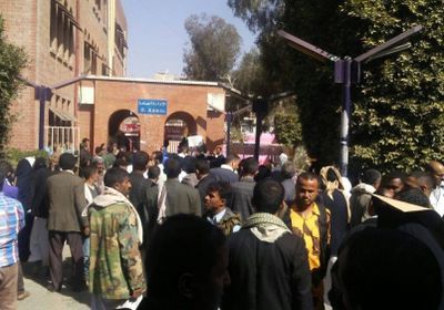 عشرات الجثث لأطفال جندهم الحوثيون قسراً تصل إلى مستشفى الثورة في صنعاء
