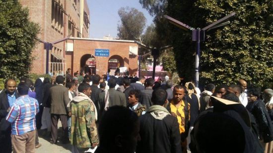 عشرات الجثث لأطفال جندهم الحوثيون قسراً تصل إلى مستشفى الثورة في صنعاء