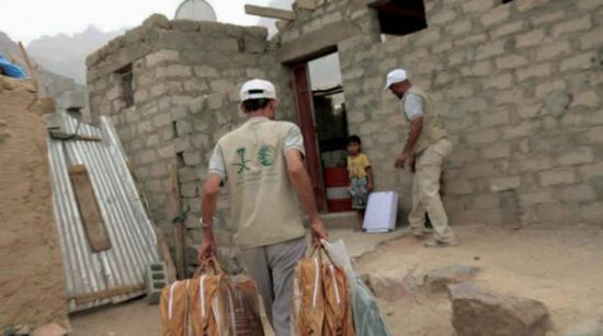 مركز الملك سلمان يواصل تقديم المساعدات الغذائية والإيوائية للأسر المحتاجة في البيضاء والحديدة