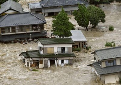 اليابان تبحث عن ناجين من الفيضانات التي قتلت 100 شخص