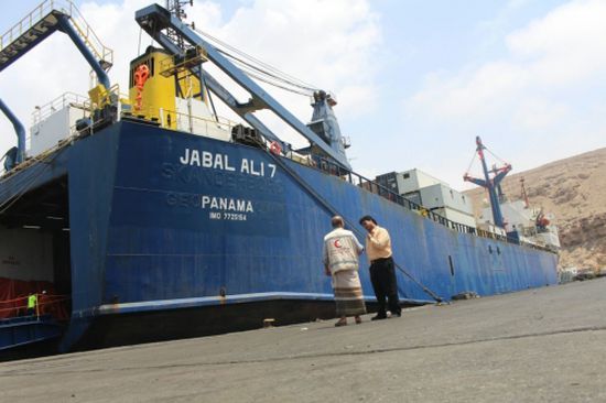 سفينة شحن إماراتية تحمل أطناناً من المواد الغذائية تصل ميناء المكلا