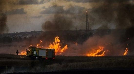 اندلاع 33 حريقاً جنوب إسرائيل بسبب بالونات حارقة من غزة