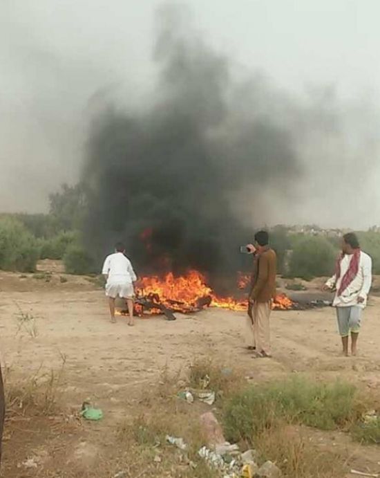مواطن يفاجئ مليشيا الحوثي ويسقط طائرة ببندقيته قرب مطار صنعاء الدولي "صور"