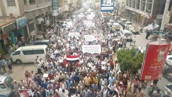تعز.. حزب الإصلاح يستقطب الأهالي في تظاهرات بحجة القضاء على الحوثيين