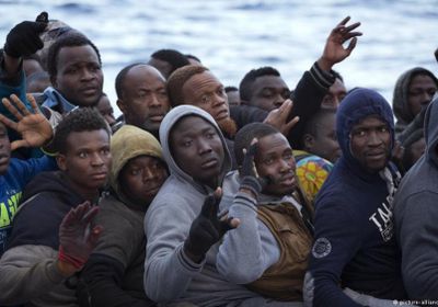 البحرية الإسبانية تنقذ مئات المهاجرين استعان أحدهم بإطار شاحنة!