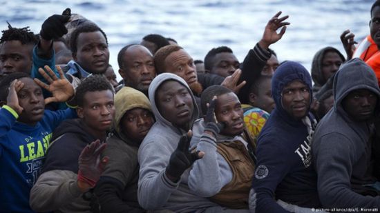 البحرية الإسبانية تنقذ مئات المهاجرين استعان أحدهم بإطار شاحنة!