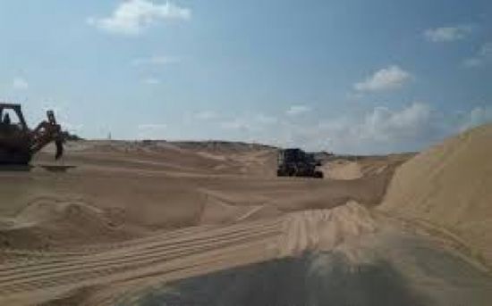 هيئة الهلال الاحمر الاماراتي  تنفذ مشروع إزالة الكثبان الرملية في شبوة