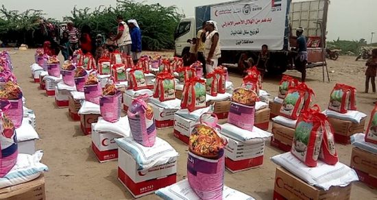 " الهلال الأحمر الإماراتي " يوزع 800 سلة غذائية لقرى ومناطق بمحافظة أبين ( صور )