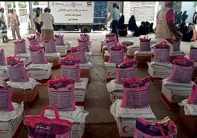 الهلال الأحمر الإماراتي يدشن توزيع 2500 سله غذائية على النازحين بمحافظة أبين