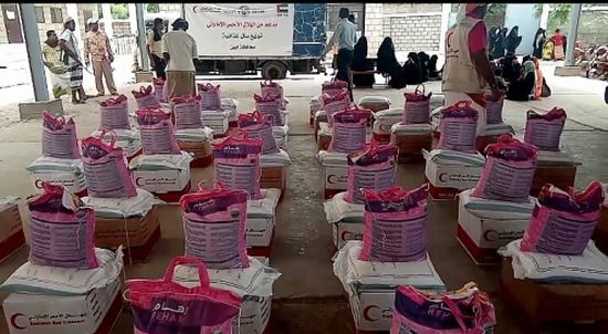 الهلال الأحمر الإماراتي يدشن توزيع 2500 سله غذائية على النازحين بمحافظة أبين