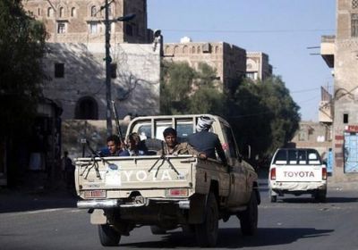مليشيا الحوثي تواصل فرض " دورات طائفية " على الموظفين