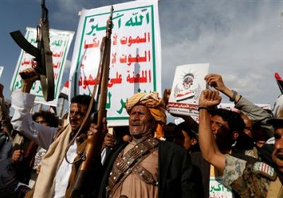 شاهد .. الحوثيون يصًلون على " صورة " لأحد قتلاهم