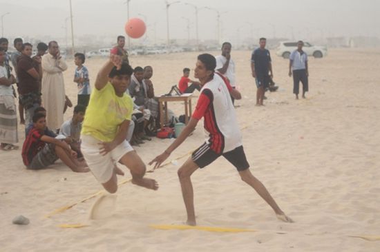اشتداد التنافس في بطولة البلدة الشاطئية لكرة اليد بالمكلا ( صور) 