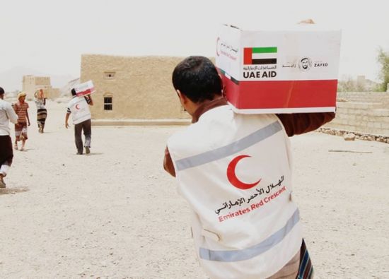 "الهلال الأحمر الإماراتي "  يغيث الأسر الفقيرة في مناطق الشريط الصحراوي بمديرية ميفعة بشبوة