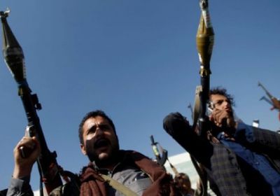 الحوثيون يحاصرون منازل البرلمانيين.. وقانون جديد يُجبر الأهالي على التجنيد الإجباري