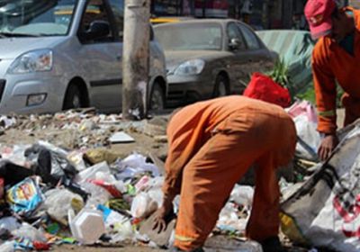 بعد نهب مستحقاتهم .. الحوثي يوكل مهمة رفع جثث عناصره المتعفنة لعمال النظافة بالحديدة
